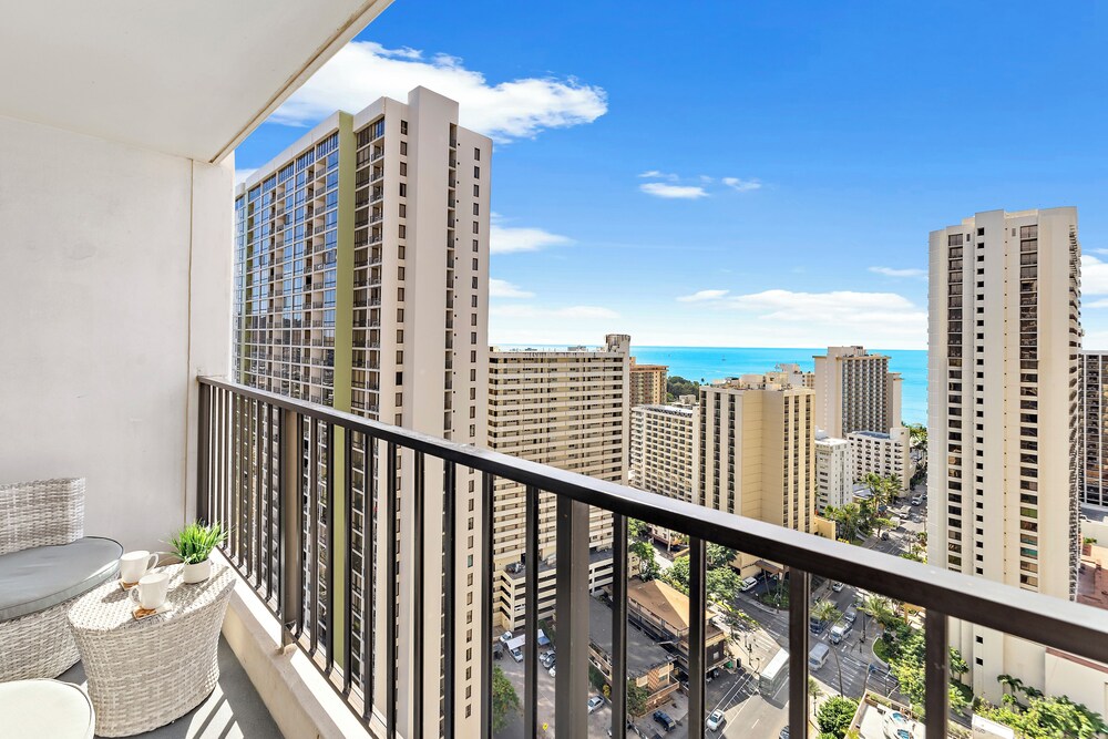 High Floor Ocean View Condo (King Bed and Parking): balance & terrace photo