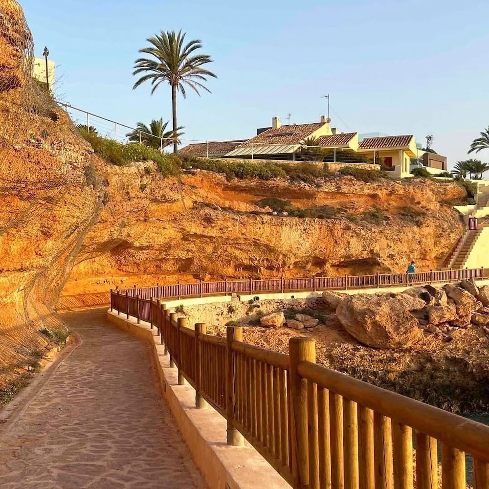 Orihuela Costa, Sleeps 6 With Roof Terrace & Pool