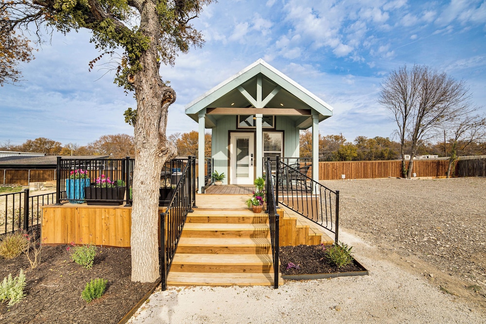 Walk to Lewisville Lake: Cozy Couples Retreat