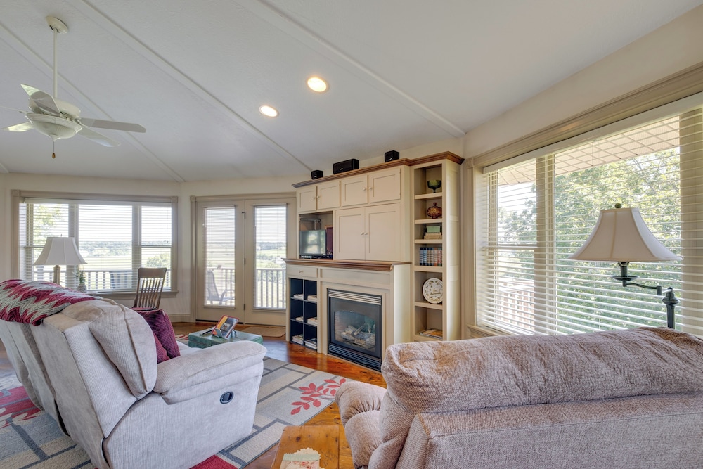 Millersburg Getaway w/ Amish Country Views!