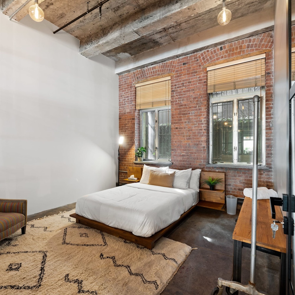 Greenwich Court by Rove Travel 3BR Loft w Sauna