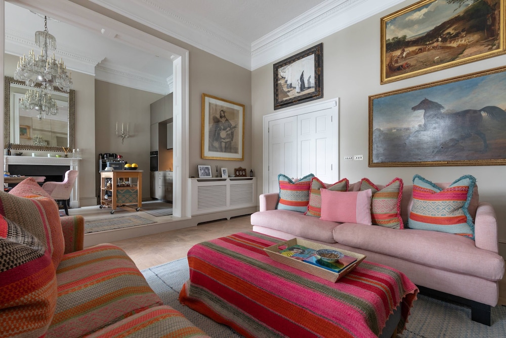 Chelsea Embankment III by Onefinestay
