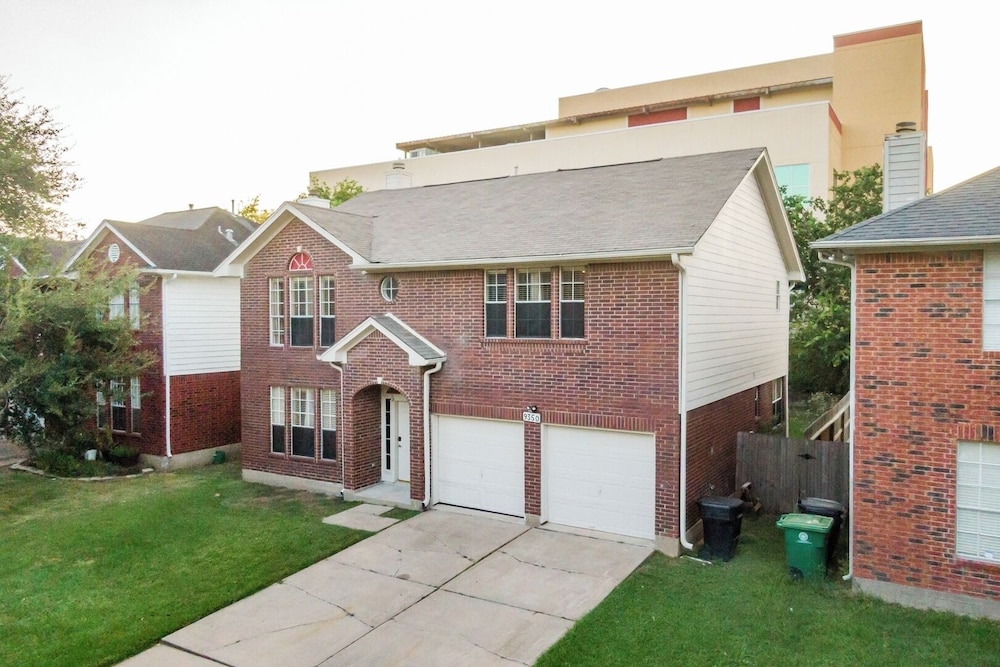 Pet-friendly 3BR Near First Colony Mall