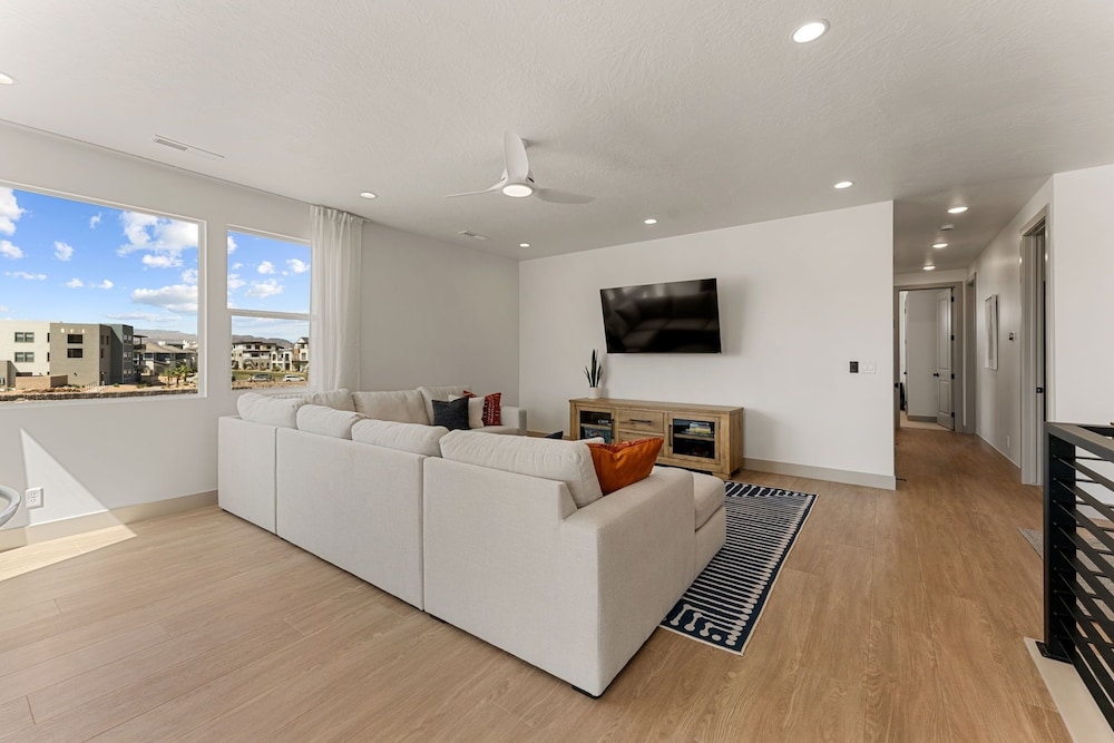 Country Is Cool Again 5 Bedroom Townhouse