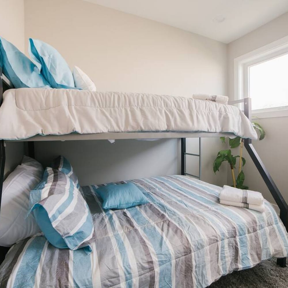 Magnificent NEW Home w 8 Beds Free Parking