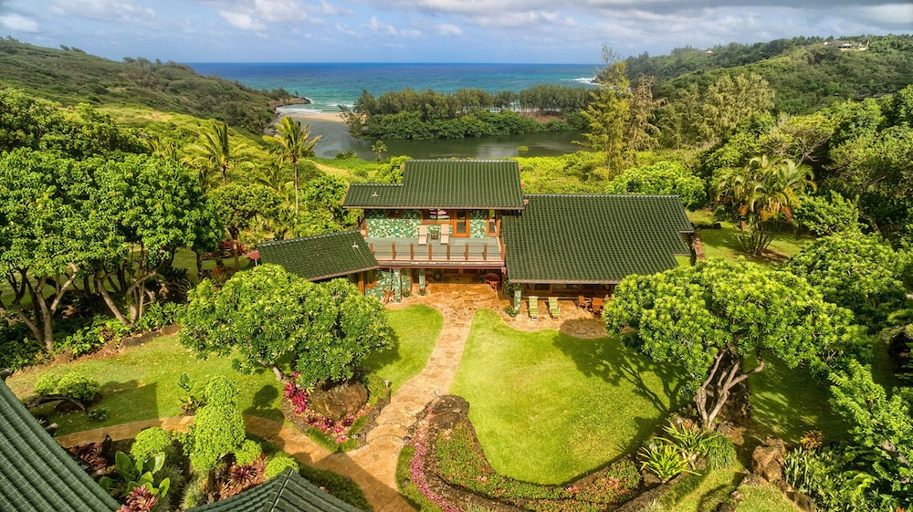 Sea Song in Kilauea With 4 Bedrooms and 6 Bathrooms