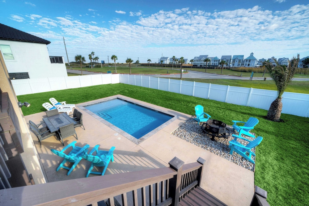 2 Homes, Sleeps 22 Steps to the Beach, Private Pool, Fire Pit, Balcony Views