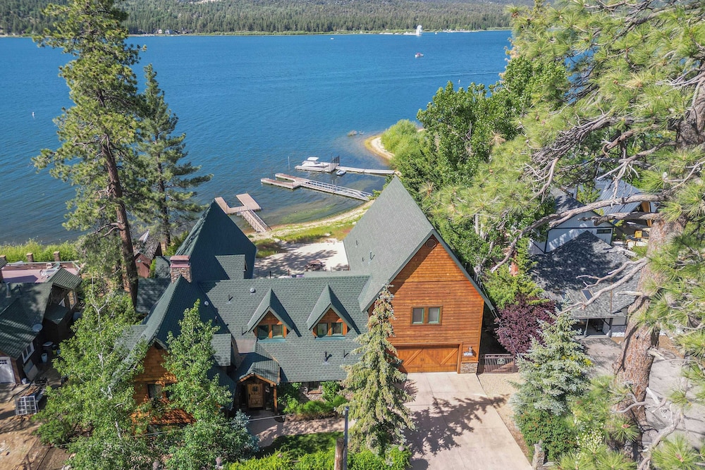 2 Lakefront Homes by Avantstay Sleeps 23, Private Dock+beach, Hot Tub, Fire Pit, Deck Views