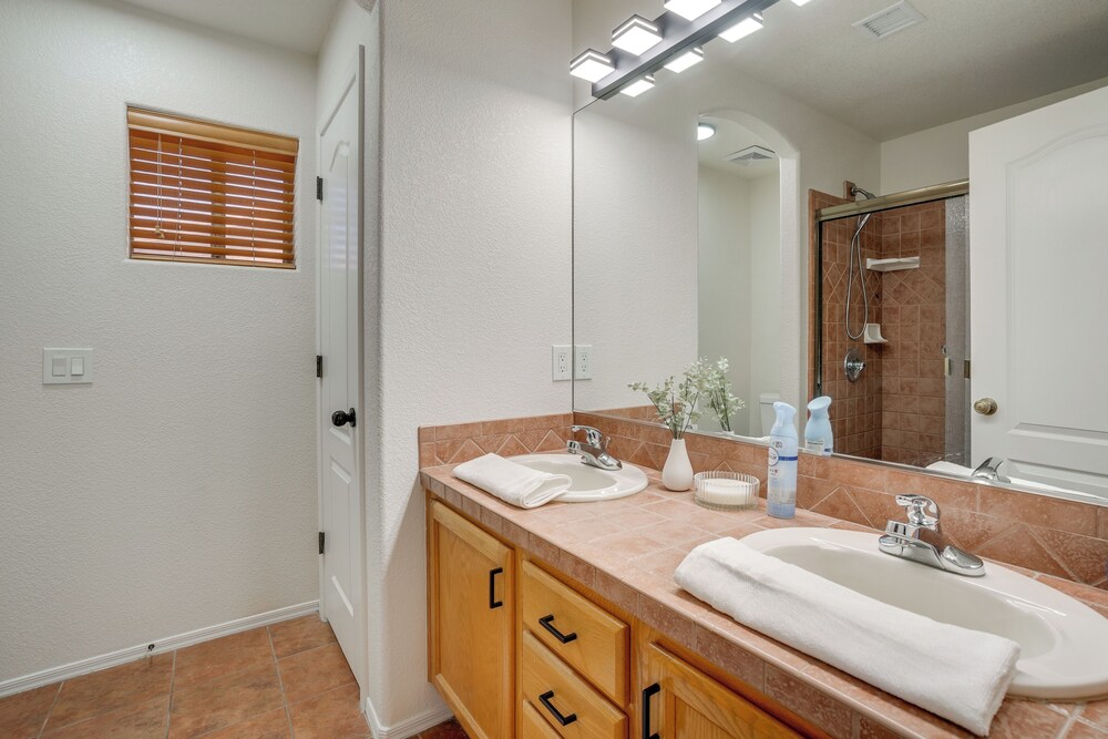 Near Golf Courses: Poolside Paradise in Yuma!