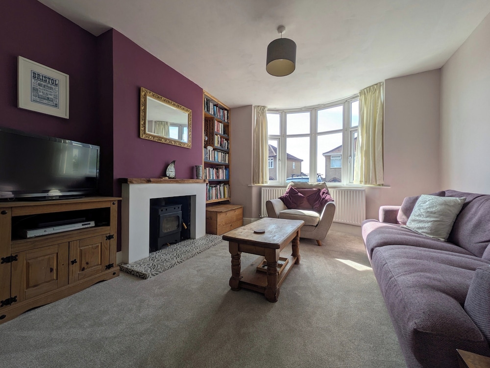 Cherry View House. 3-beds - Sleeps up to 8, Garden & Parking. Short Stays of all Types Welcome