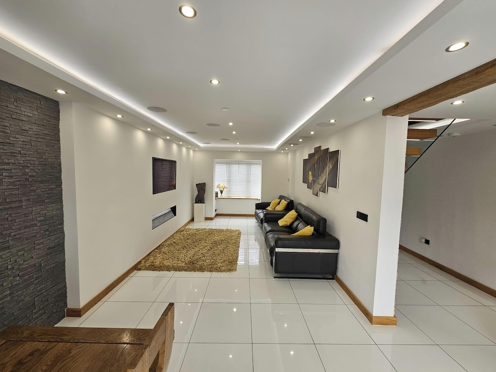 Modern, Large Open Plan 4 bed Property in Abergele