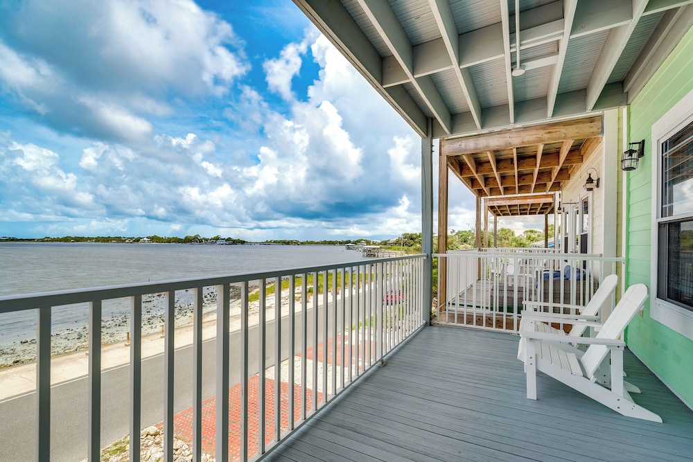 Steps to Beach: Waterfront Cedar Key Home! view 5