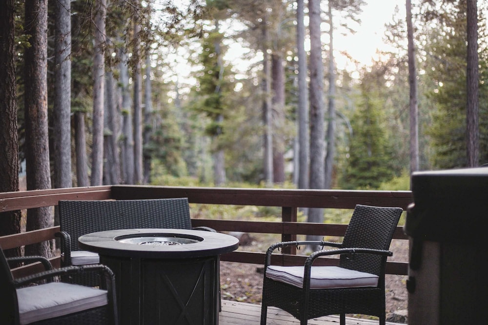 Iroquois Ridge Charming Home for 8 w/ Hot Tub Near Lake Tahoe & Skiing