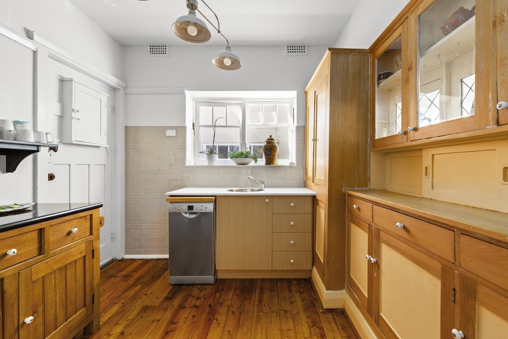 Fairlight 2-bed Apartment Steps From the Beach