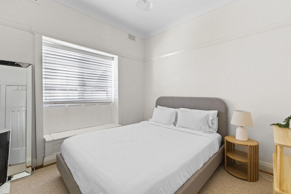 Fairlight 2-bed Apartment Steps From the Beach