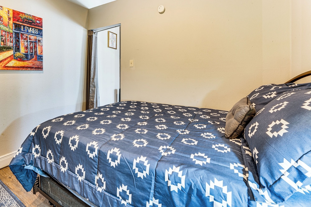 Walk to Corpus Christi Bay: Loft w/ Shaded Parking