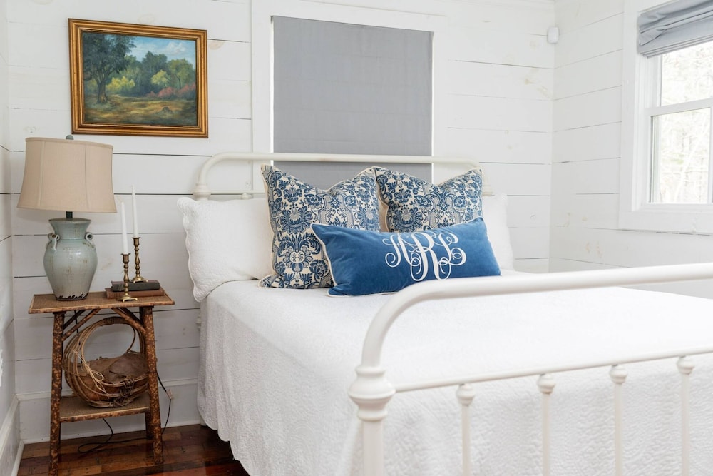Classic Lakeside Cottage Masters Rental