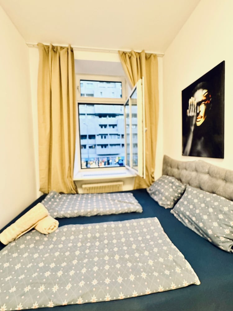 Simple 3BR Apartment for 6 FAC Platz
