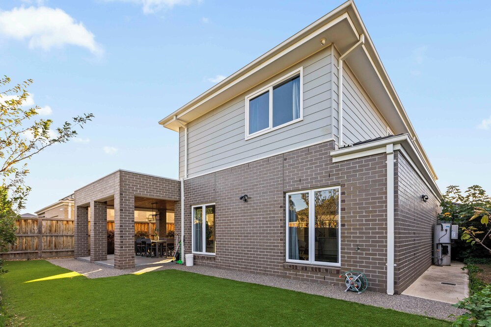 StayAU Contemporary 5BRM Families Home Point Cook