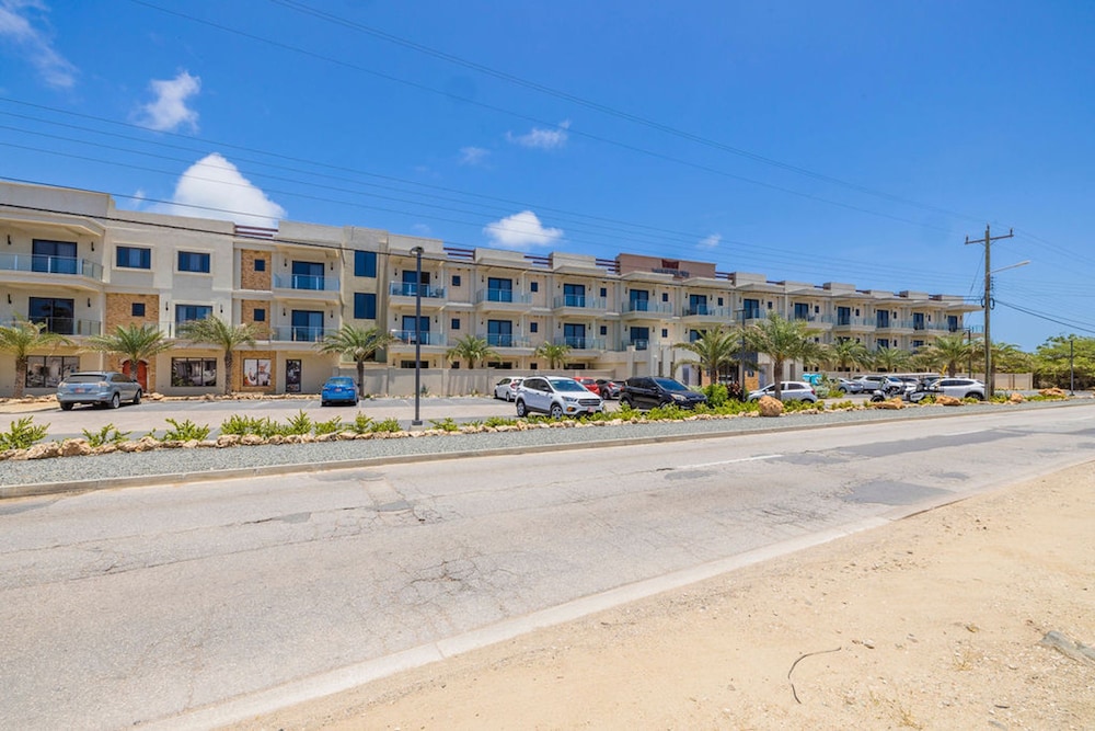 NEW Modern 2BR 2BA Condo w Gym Pool BBQ Parking