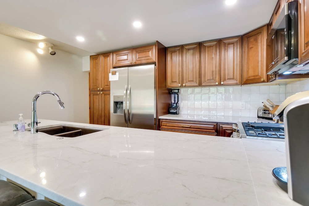 Beautiful Breck Townhome w/ Pool: 1 Mi to Main St! view 2
