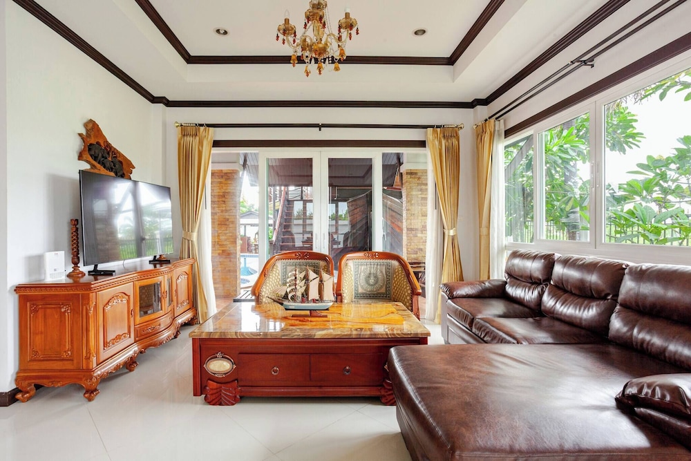 Luxury Iconic Royal Boat Pool Villa North Pattaya