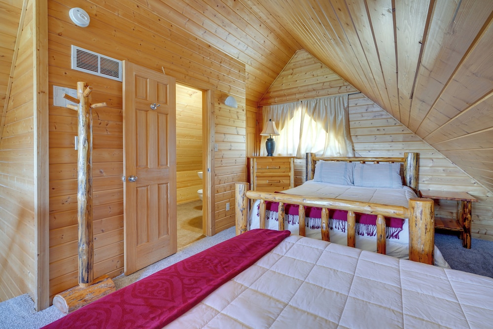 Lakefront Columbia Cabin w/ Porch & Shared Dock view 4