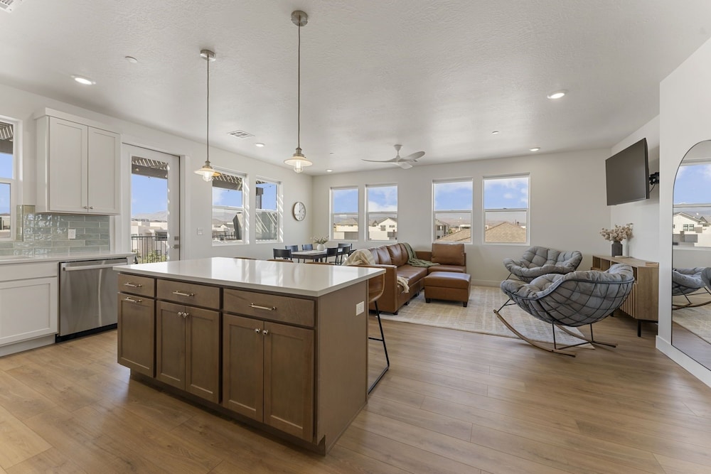 St. Gorgeous 3 Bedroom Condo