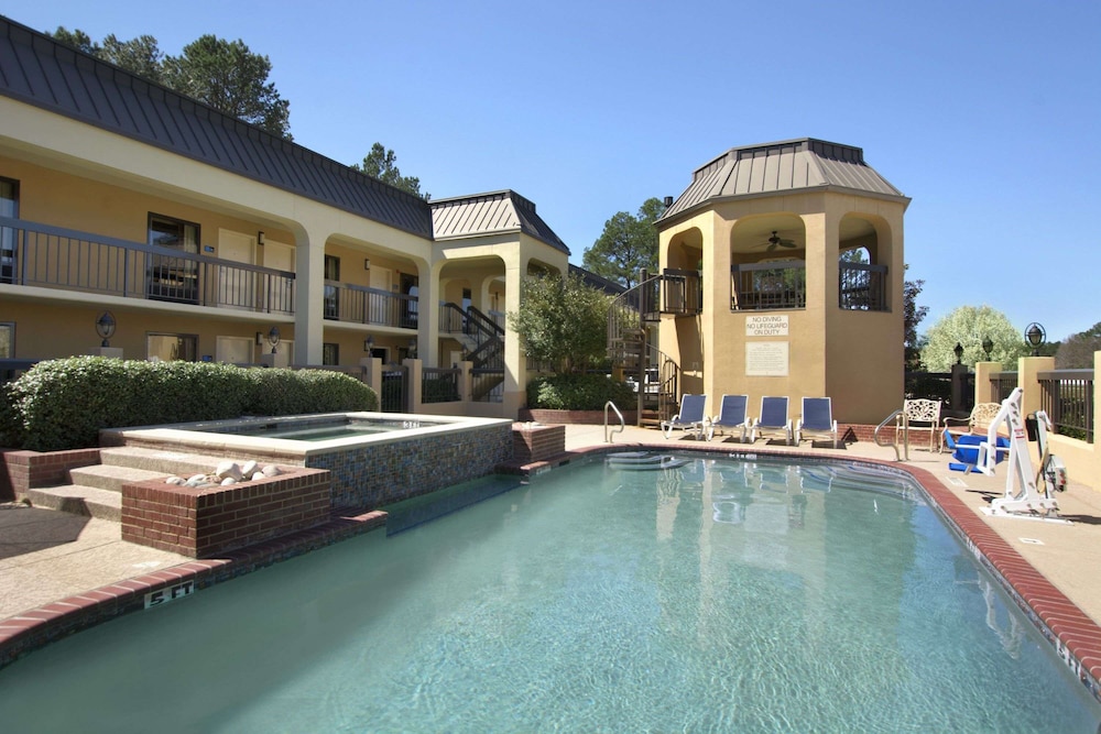 Longview Vacations - Days Inn by Wyndham Longview South - Property Image 8