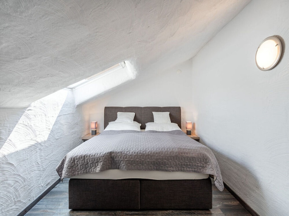 No. 7 Lake View Modern Retreat