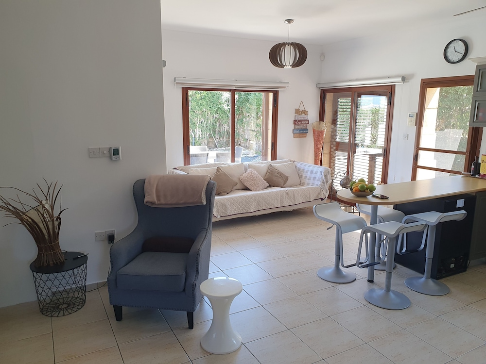 Inviting 3-bed Villa in Kayalar view 2