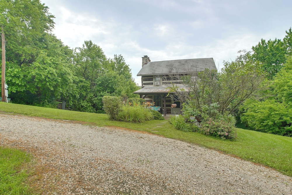 3 Mi to River: 11-acre Retreat in Rural Stockport