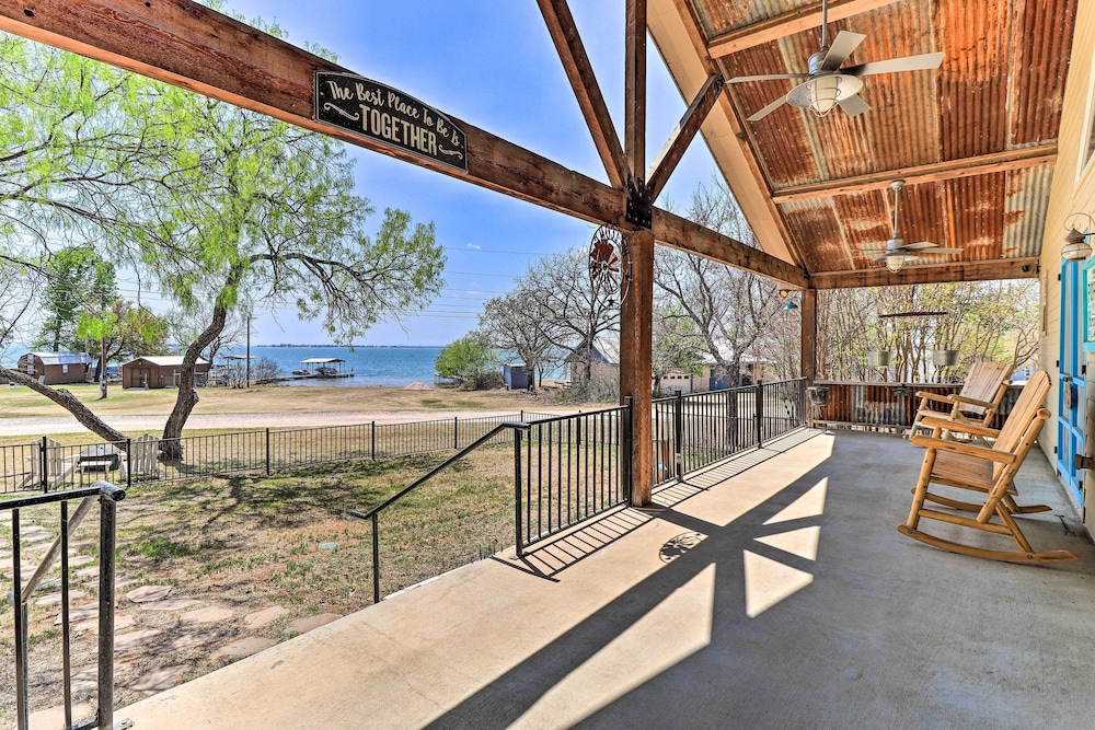 Charming Burnet Cottage w/ Lake View + Porch! view 5