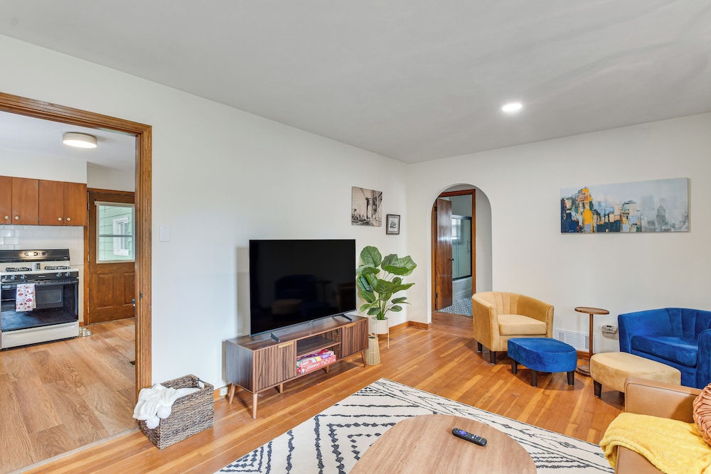 1 Mi to Dtwn Burlington: Modern Home w/ Yard!