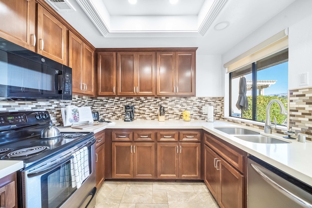 Charming Condo With Golf Course View