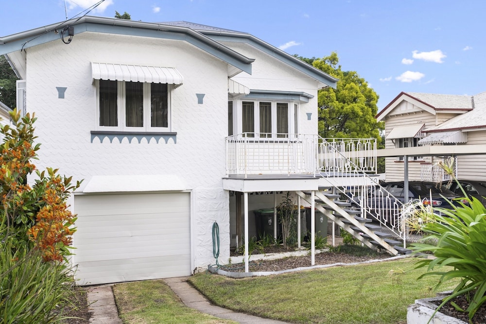 Spacious Family Home With Garden in Quiet Suburb