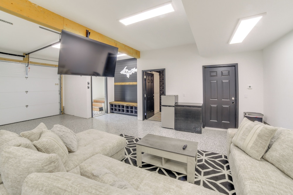 Walk to Waterfront: Michigan Retreat w/ Game Room