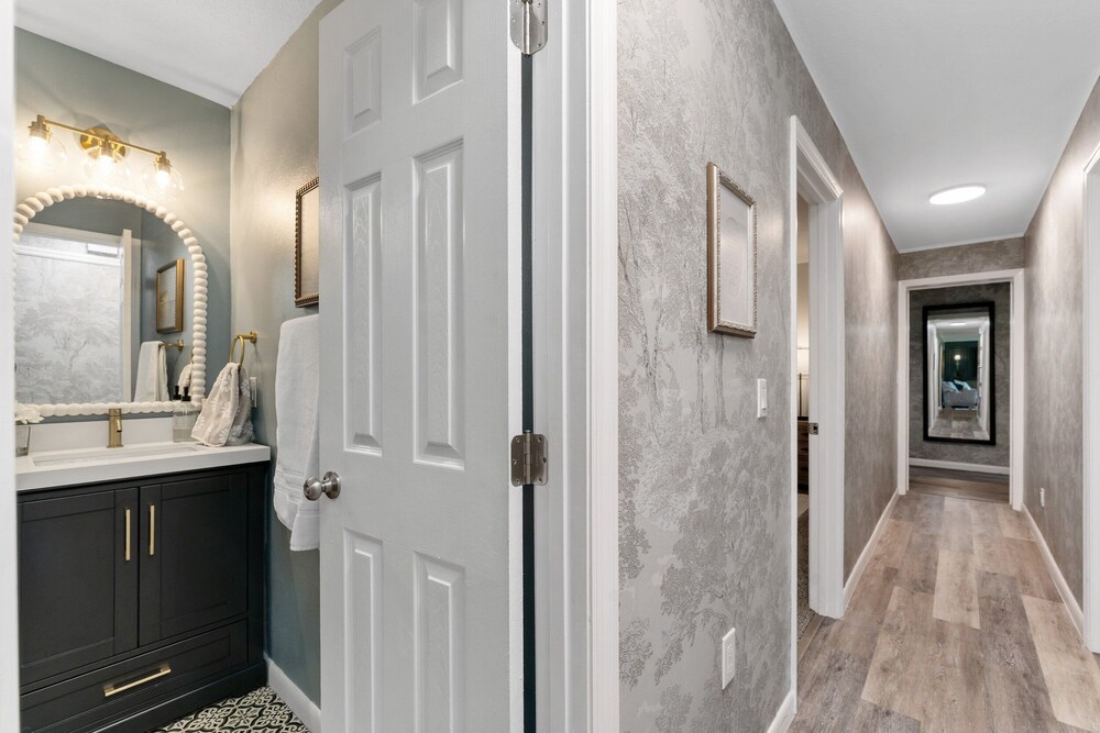Designer Pet-friendly Retreat With Heated Pool 5 Bedroom Home