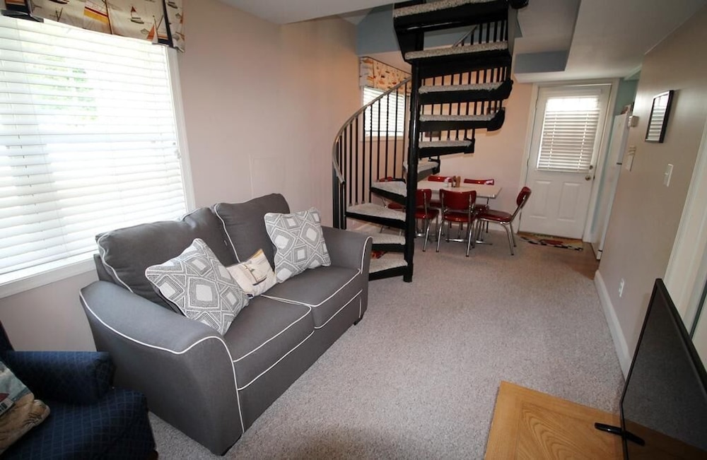 Delaware Avenue 16B