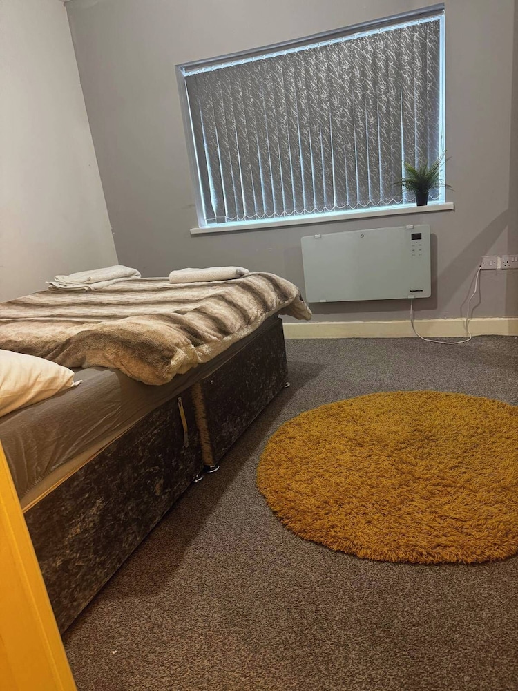 Cosy Central Home - Sleeps 5, Free Parking & Patio