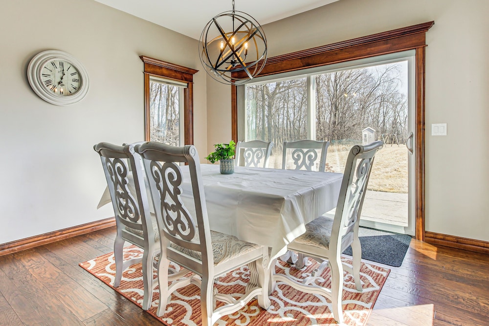 8 Mi to Lambeau Field: Family Home in De Pere!