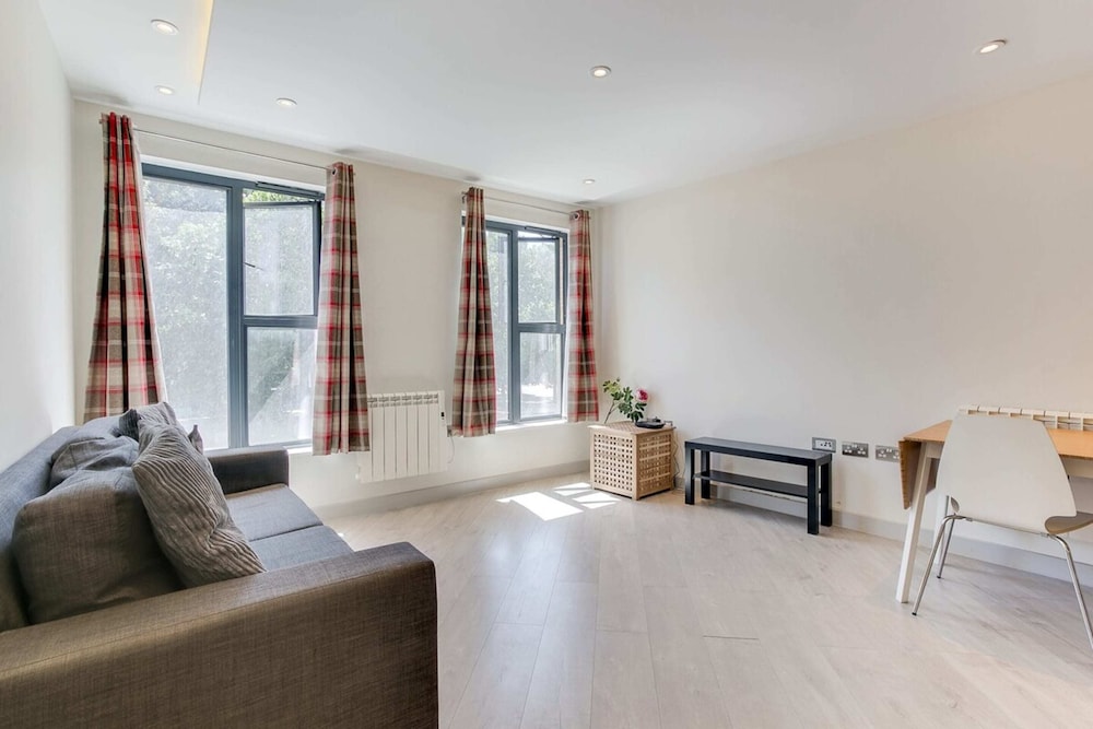 Spacious 1 Bed Near Tube in East London