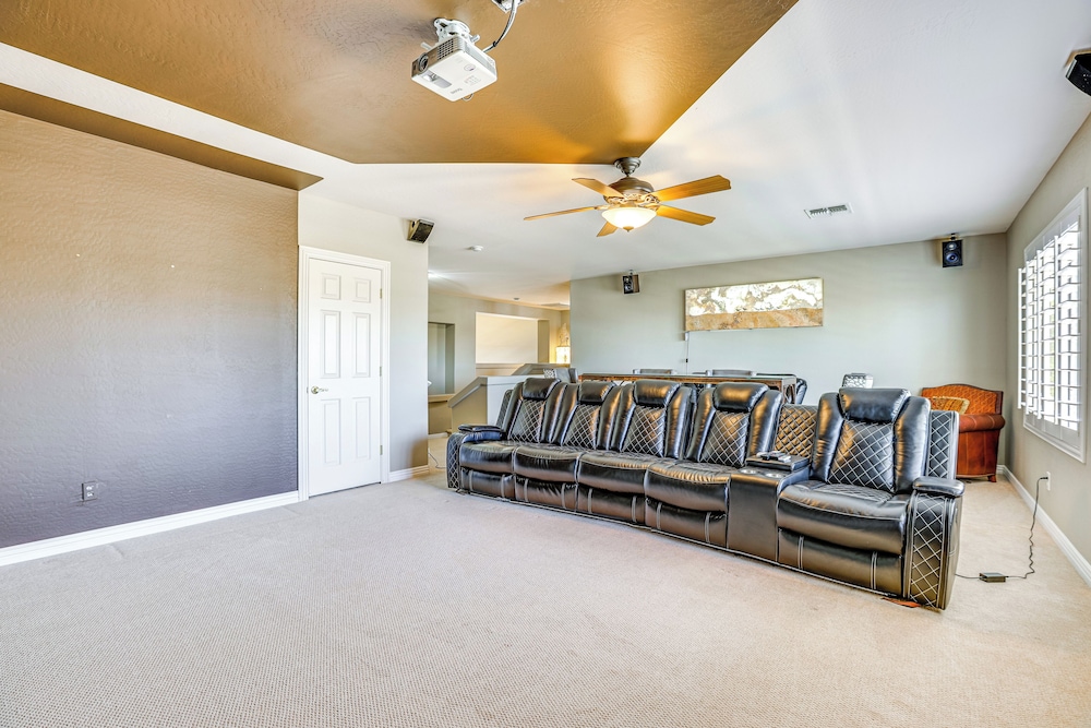 Luxe Mtn-view Mansion w/ Hot Tub in Phoenix!