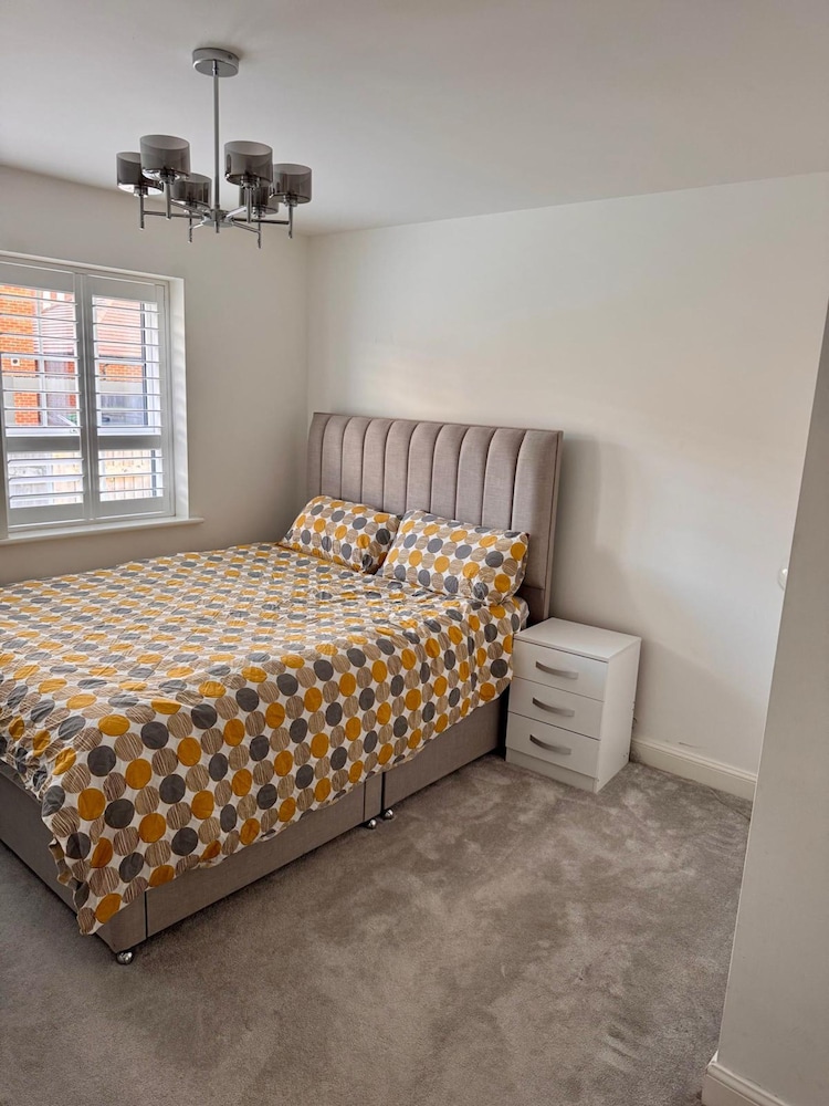 Luxurious Majestic 4 Bedroom- Free Parking