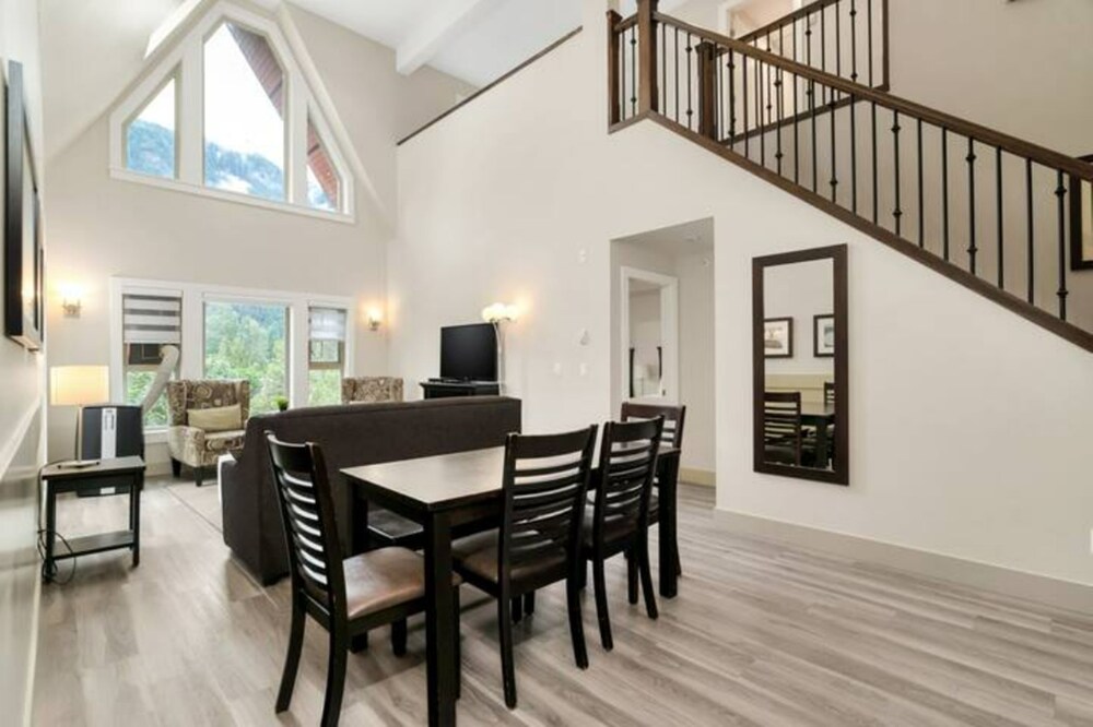Modern 4BR Penthouse With Lake Views