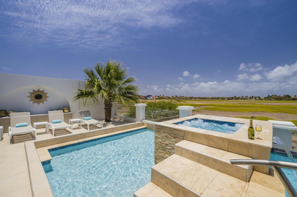 Villa Salina - 5BR w Pool Jacuzzi Sauna