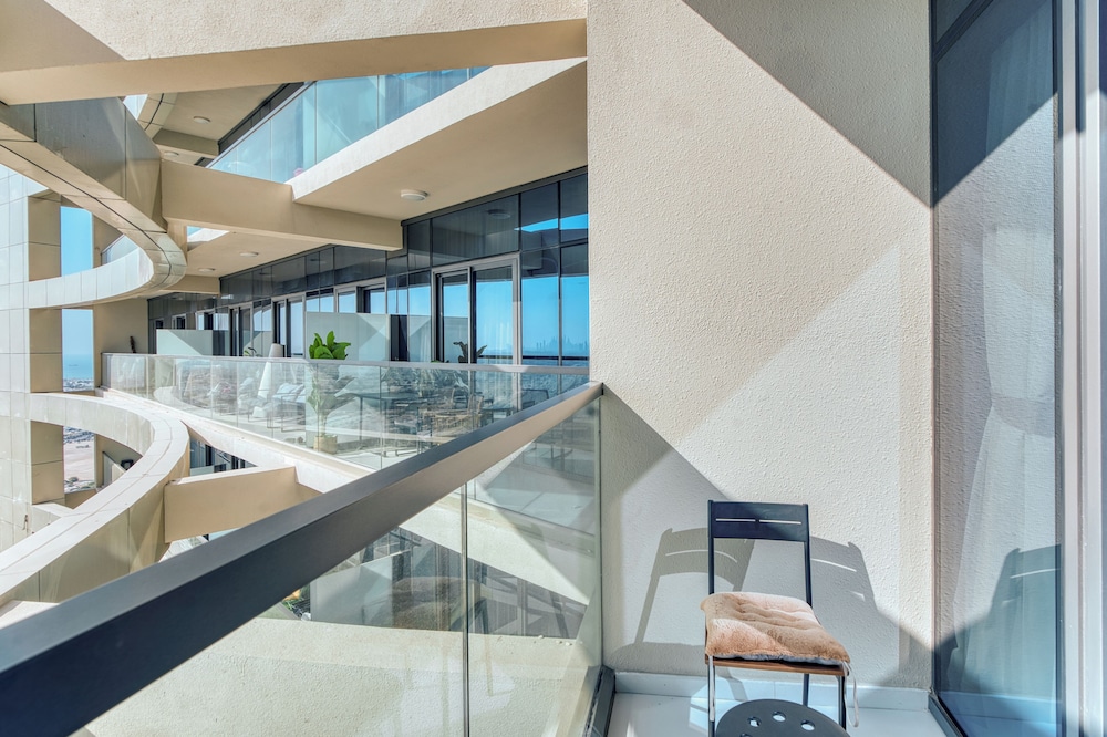 PVH - Contemporary 2BR - Aykon Tower C