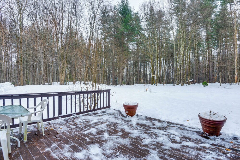 7 Mi to Mt Snow Resort: Family Home w/ Fire Pit!