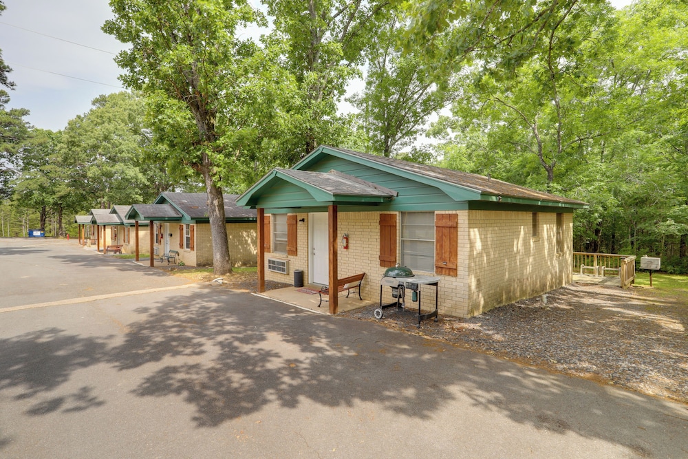 Outdoor Entertainment Areas: Greers Ferry Cottage!