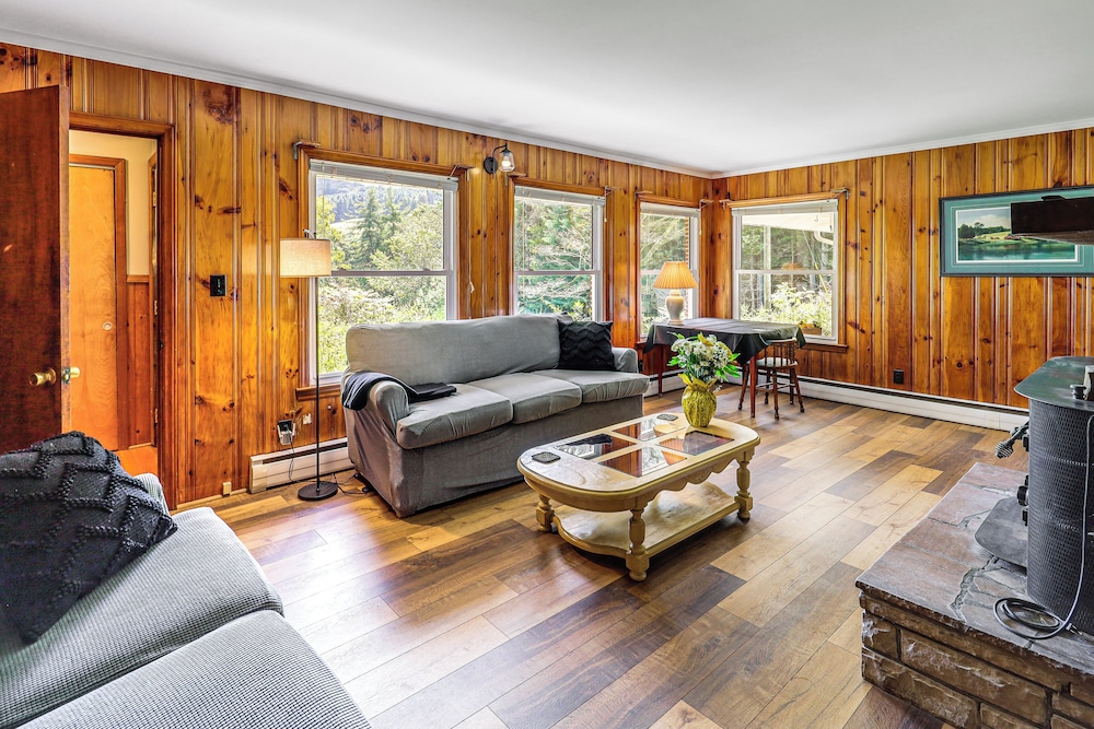 Hike & Leaf Peep! Peaceful Home in Laurel Springs